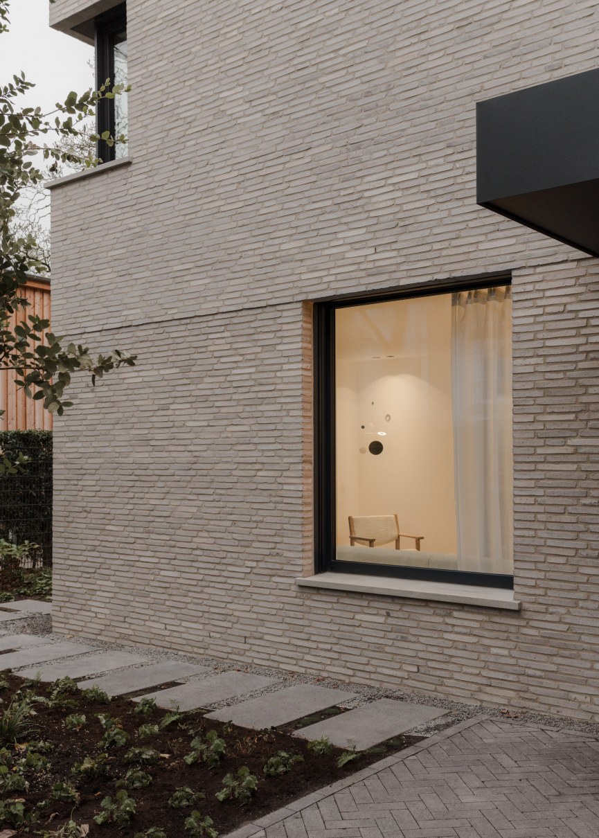 neubau stadtvilla klinkerfassade ansicht fenster detail
