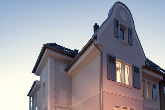 Haus BAHN Gestaffelte Silhouette als Hinterhoftopgrafie